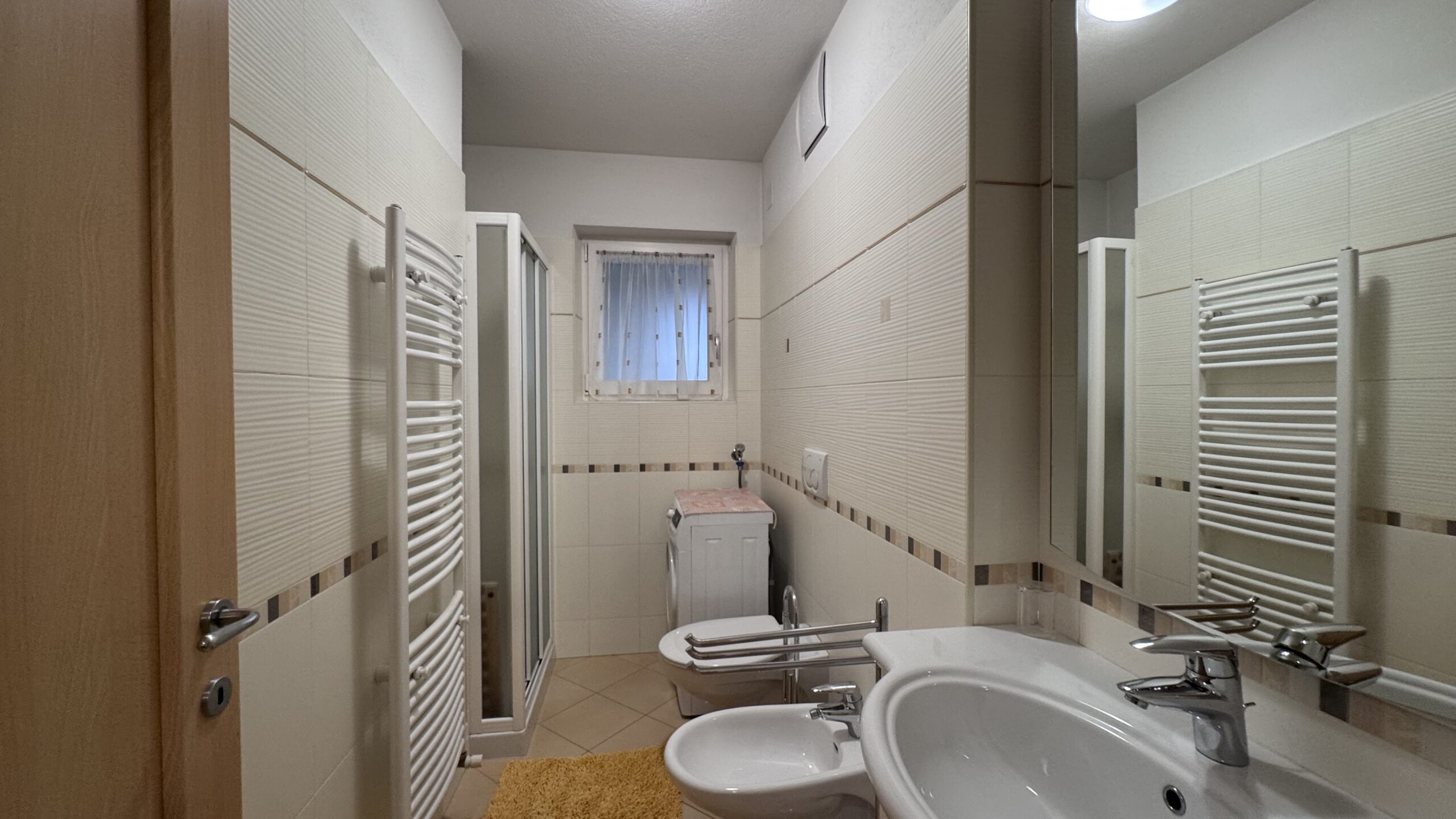Bagno con doccia e finestra